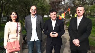  Astăzi am început reabilitarea aleilor din Parcul Cișmigiu.